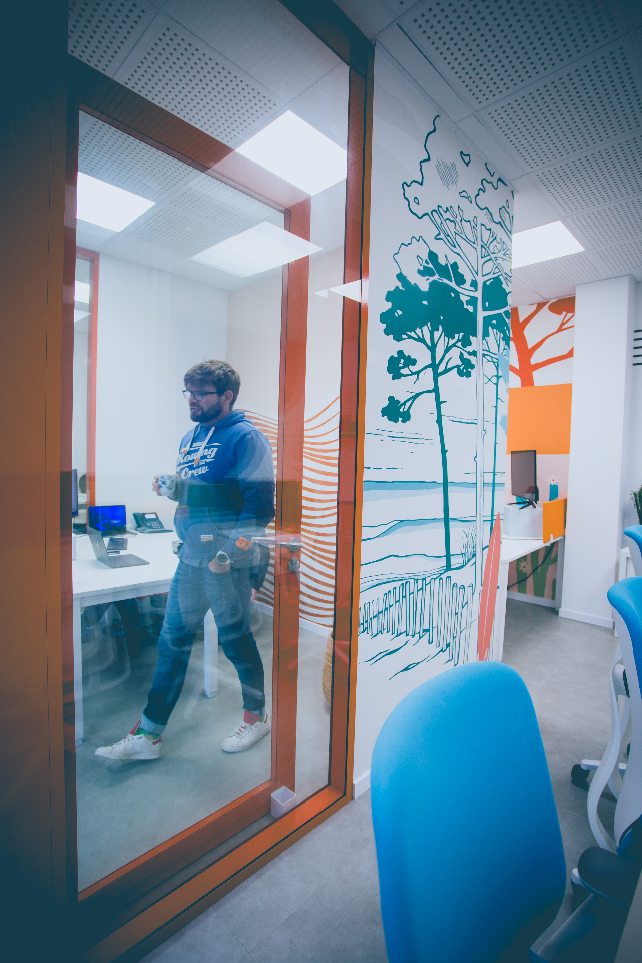 Équipe Bonjour.fun dans un espace de travail moderne