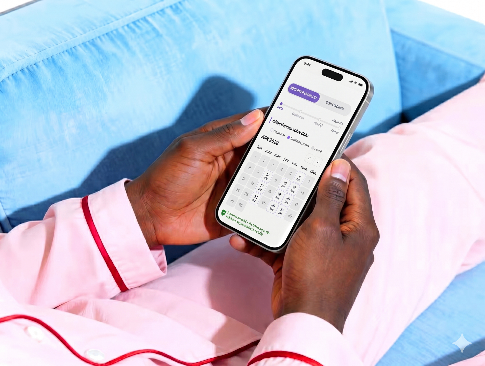Voyageur réservant une activité depuis son téléphone