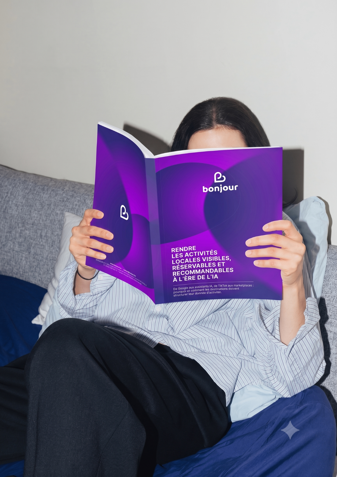 Personne lisant le livre blanc Bonjour.fun sur l'IA et la réservation d'activités