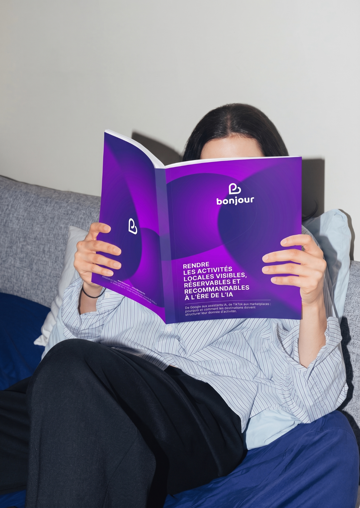Personne lisant le livre blanc Bonjour.fun sur l'IA et la réservation d'activités